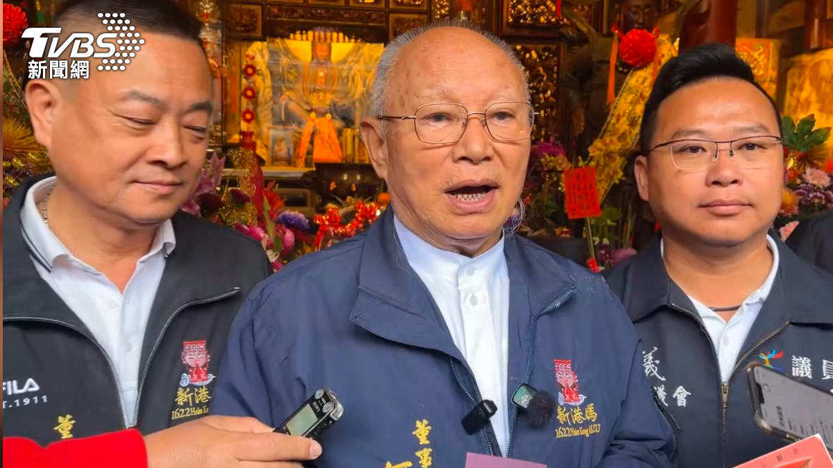董事長何達煌(中)透露媽祖賜出中上籤不簡單。(圖/TVBS)