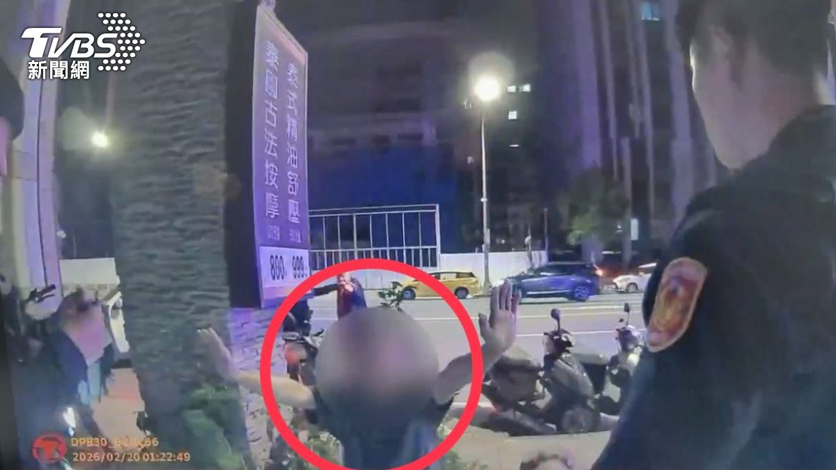 吳姓醉漢砍傷女店員後遭員警帶回偵辦。(圖/TVBS)