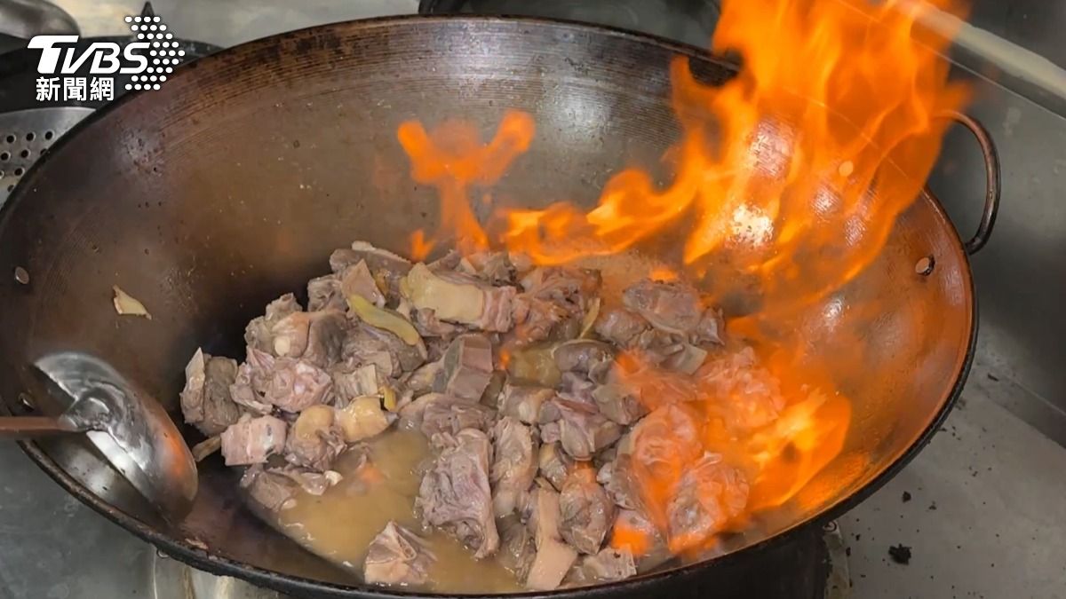 嘉義美食除了火雞肉飯外,還有婚宴名菜啤酒鴨,宅配日銷2000包超搶手。(圖/TVBS)