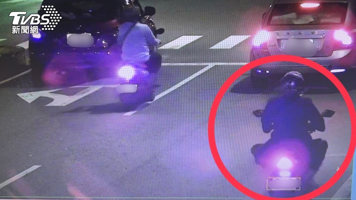 陳男騎車逃離現場。(圖/TVBS)