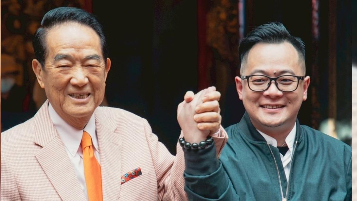 民進黨基隆市長參選人童子瑋(右)在春節前夕與親民黨主席宋楚瑜(左)同框。(圖/翻攝自童子瑋臉書)