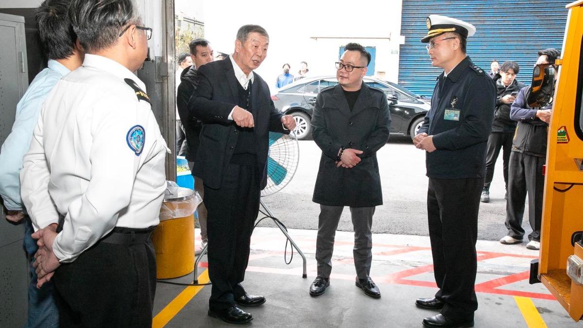 童子瑋找黃曙光拜訪海軍。（圖／翻攝自童子瑋臉書）
