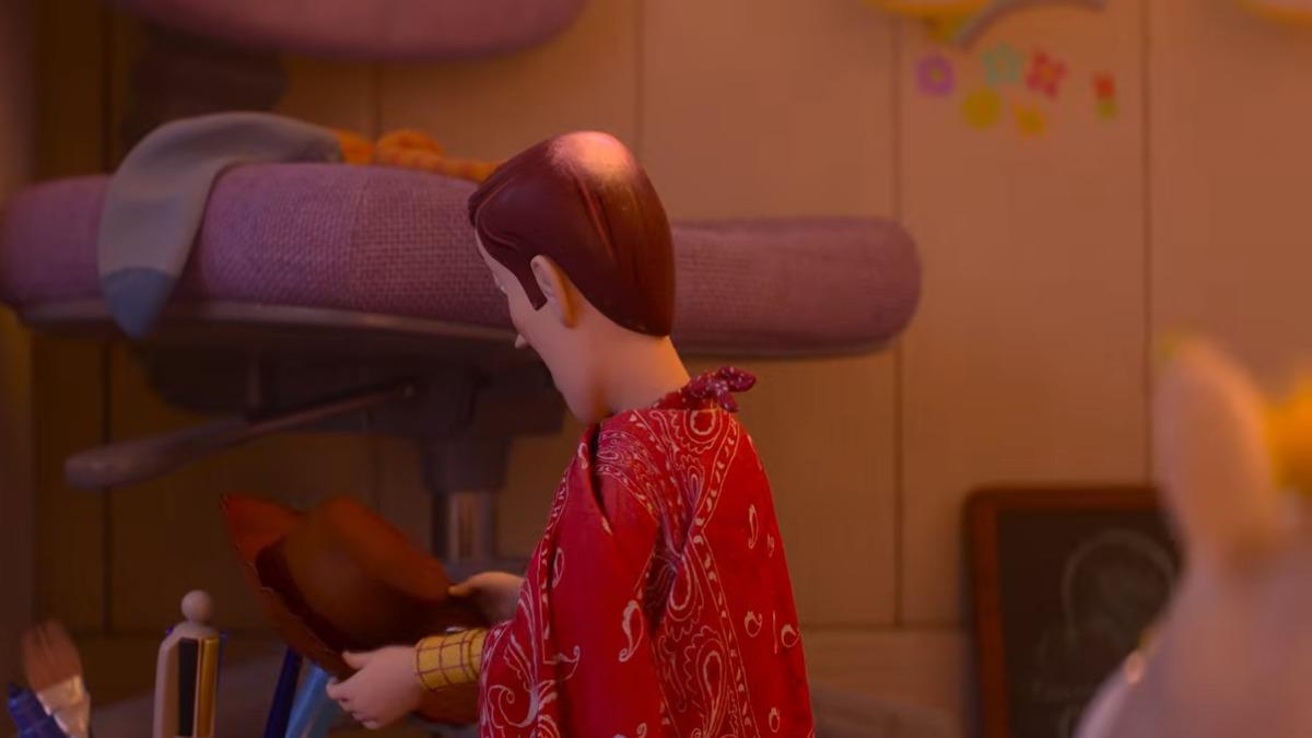 胡迪拿下牛仔帽後,其他玩具們也發現他已略顯禿頭。(圖/翻攝自Pixar)