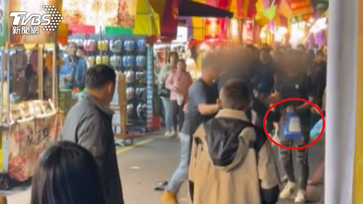 一名男子拿著汽油混合洗衣精，跑到大街上潑灑，造成3名年輕人無辜受害。（圖／翻攝 Threads @ivan._.122o）