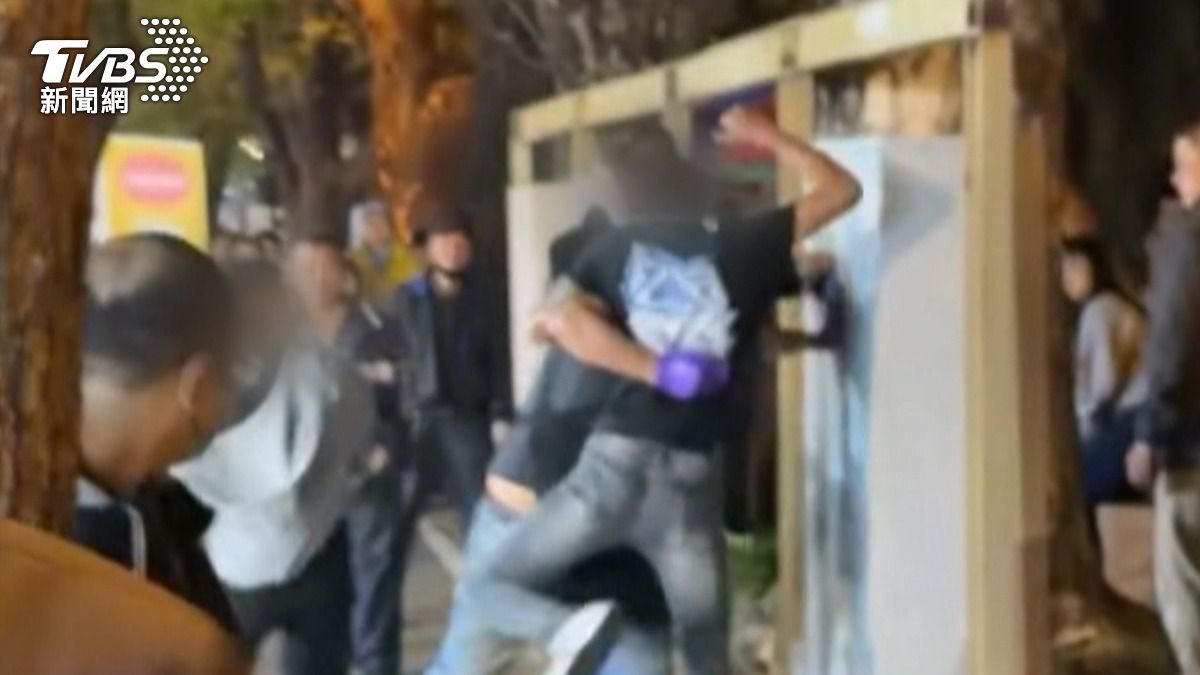 兩名年輕人動手揮拳，陳男夾在中間慘遭痛毆，但整起事件的起因，都是因為這名男子的行為而起。（圖／TVBS）