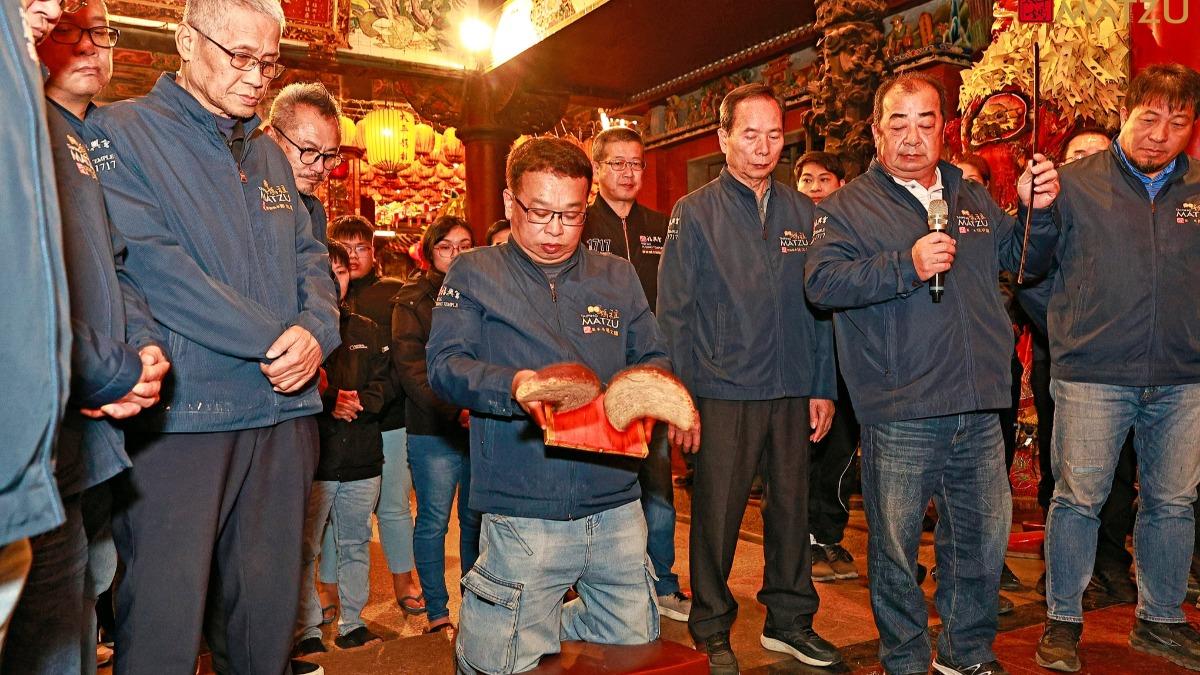 西螺福興宮擲筊求籤。(圖/翻攝自臉書粉專西螺福興宮大甲媽)