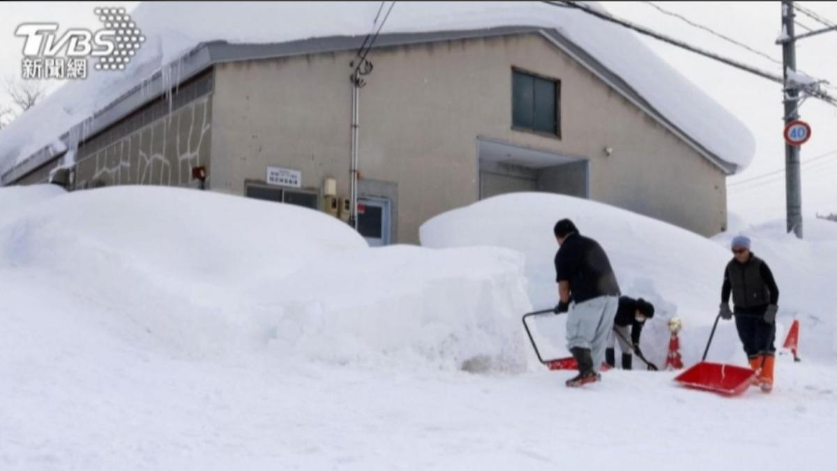 日本氣溫逐漸回暖,除雪遭融雪砸中的風險快速增加。(圖/達志影像美聯社)
