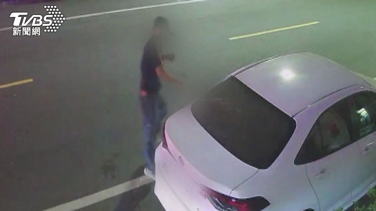 蔡姓嫌犯在屏東林邊車站,以汽油彈縱火、砸車並搶劫,落網後向警方供稱是因與母親吵架而心生不滿。(圖/TVBS)
