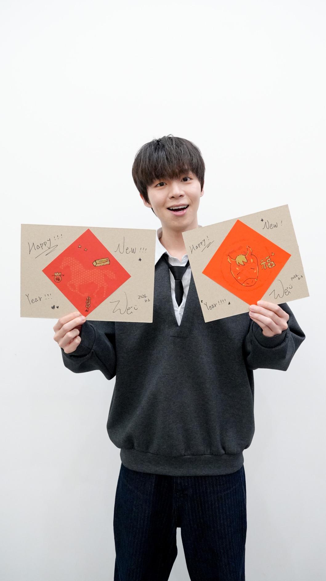 瑋瑋畫了２款馬年賀卡要送給黃豆們。（圖／ POP Radio提供）