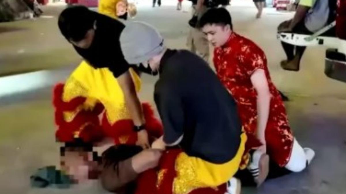 警方突如其來的逮捕令嫌犯當場傻掉。（圖／翻攝 The Sun）