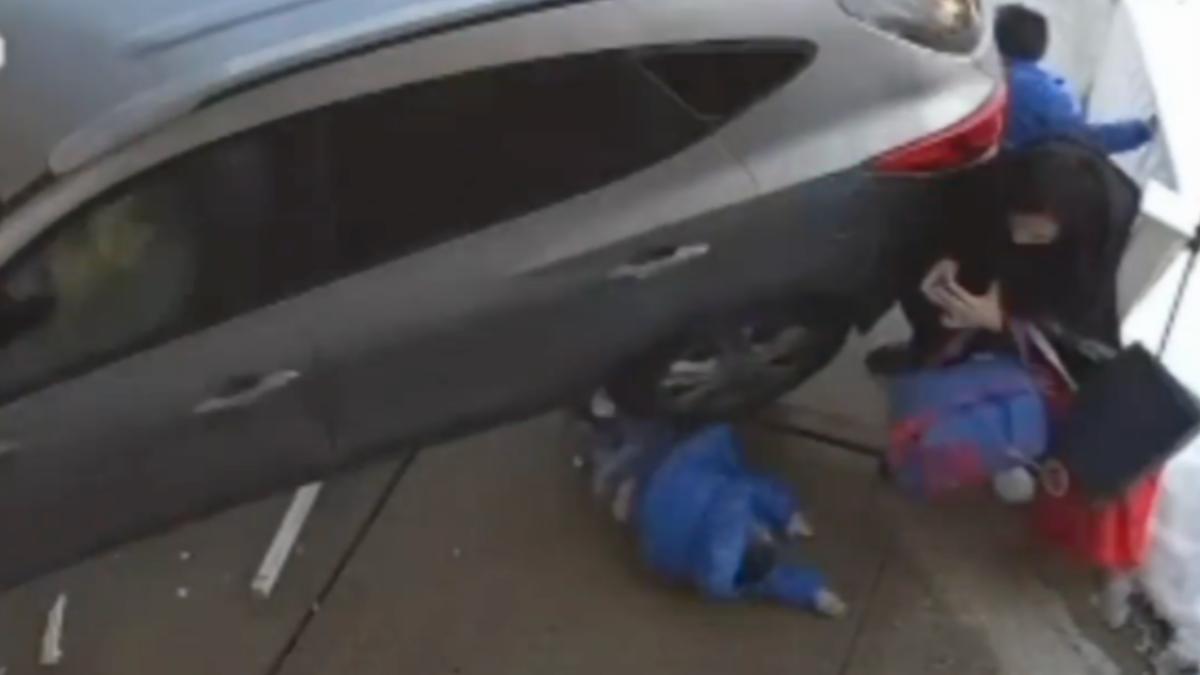 男童腿部遭車子輾過。（圖／翻攝自太陽報）