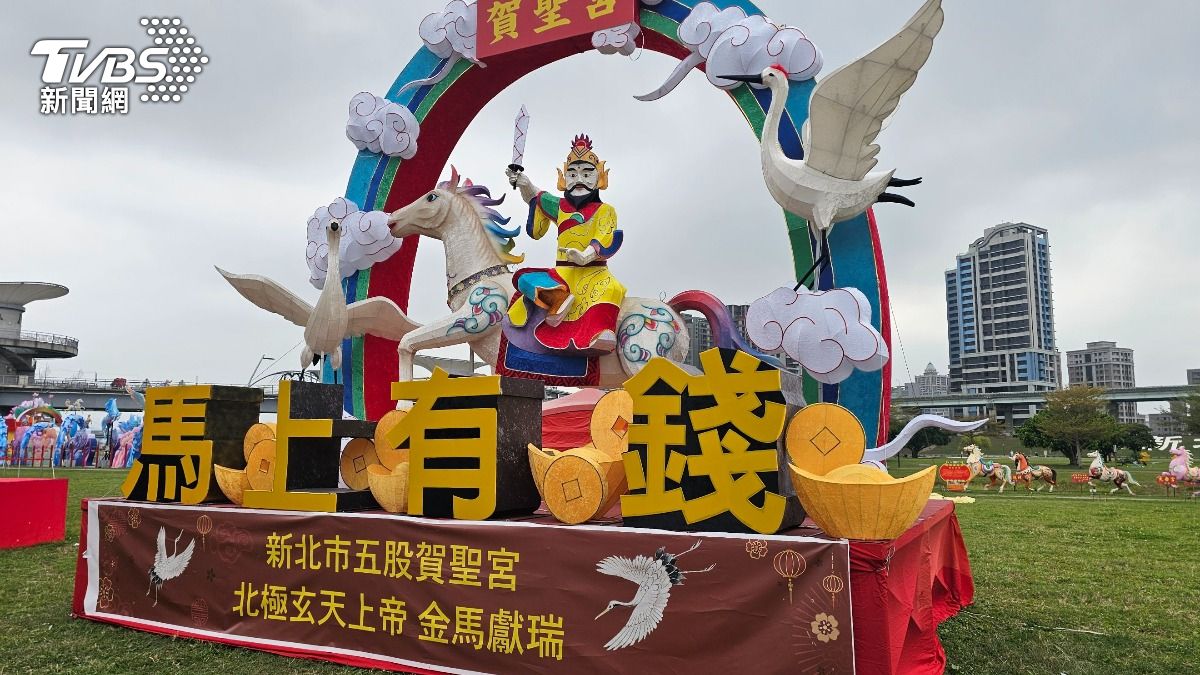 祈福宗教燈區|馬上開運燈區。(圖/TVBS)