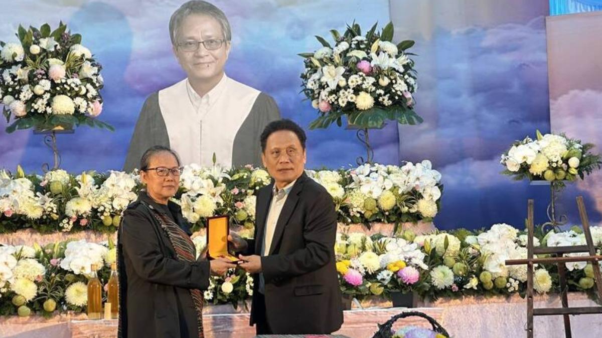 楊志航常陪伴家人與部落青年,講述泰雅故事,強調法律與文化並重的重要性。(圖/苗栗縣府原民處提供)