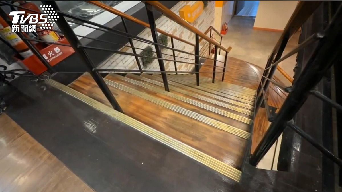 家長沒留意！幼童獨站樓梯邊「下秒摔了」服飾店老闆神反應救援。(圖／TVBS)