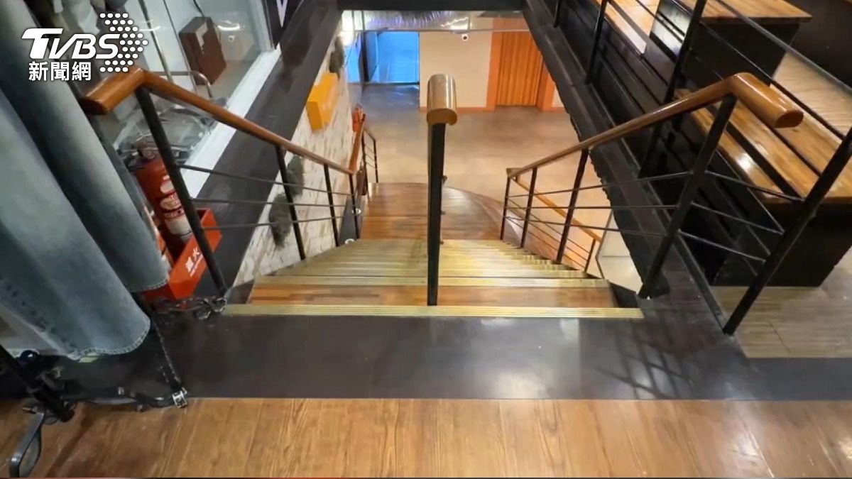 父母沒顧好！幼童墜樓梯店家神救援。(圖／TVBS)