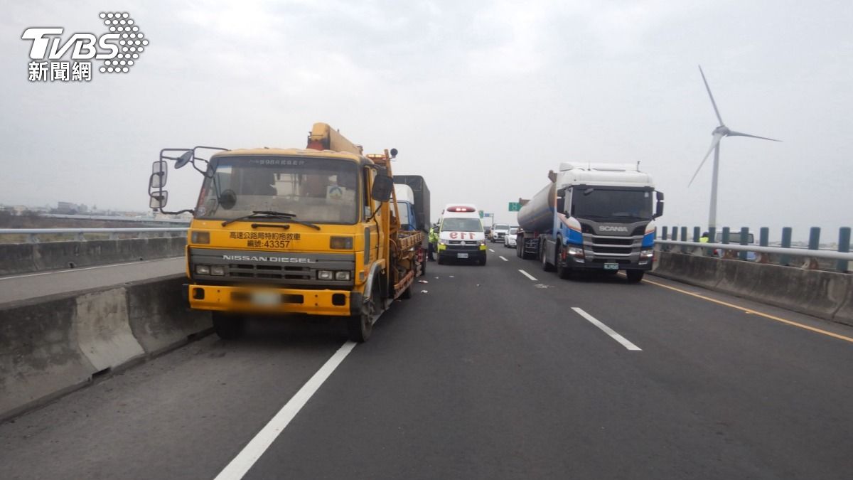 後方一輛白色轎車,同樣沿台61線外側車道南往北方向行駛,卻不知何故猛撞童姓司機。(圖/TVBS)
