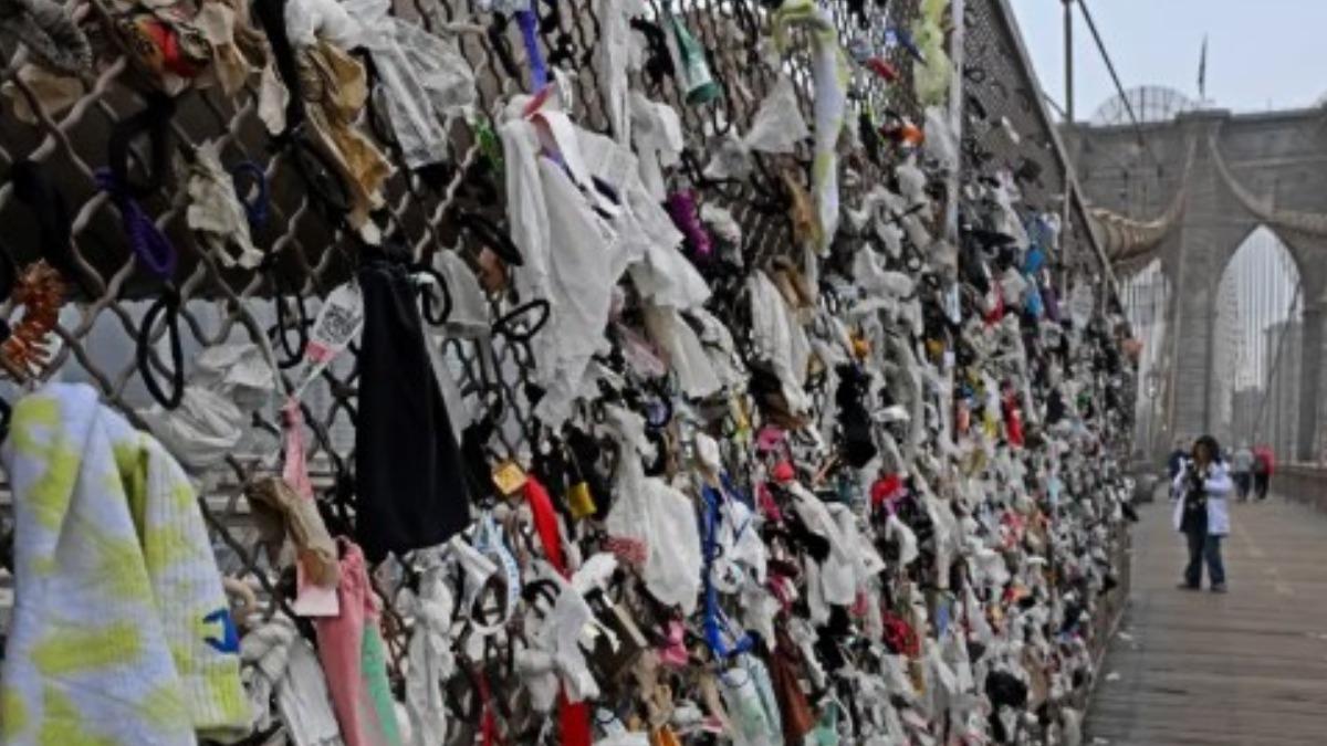 美國紐約世界級地標「布魯克林大橋」（The Brooklyn Bridge）淪為垃圾場。（圖／翻攝 New York Post）