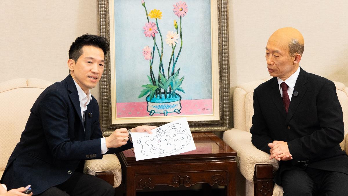 鄉民大學問前進總統府開箱副秘書長辦公室。(圖/《鄉民大學問》提供)