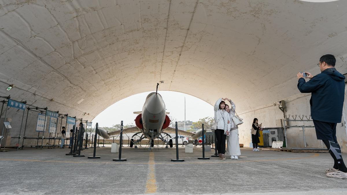 戒備森嚴→親子館!F-104戰機開放參觀(圖/軍聞社)