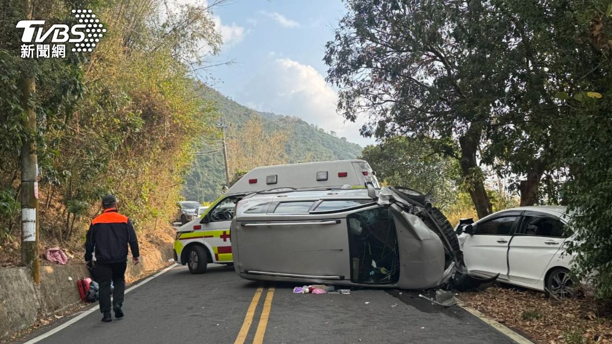 台27線賞櫻車禍!休旅車下山「煞車失靈」大側翻 11人急送醫