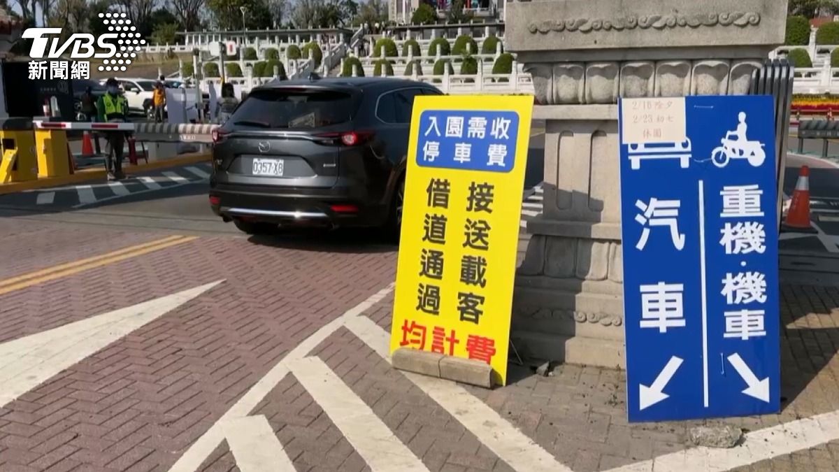 高雄澄清湖也傳出糾紛，多元計程車拒繳100元，與警衛在門口僵持不下，導致後方車輛大排長龍。（圖／TVBS）