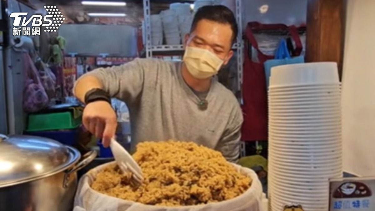 賴俊男曾是五星飯店的主廚，為了找回料理初心而轉戰夜市擺攤。（圖／TVBS）