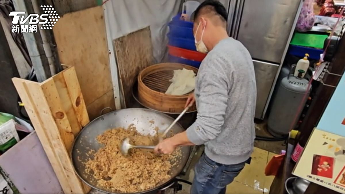 賴俊男分享，文火拌炒是油飯粒粒分明的關鍵。（圖／TVBS）