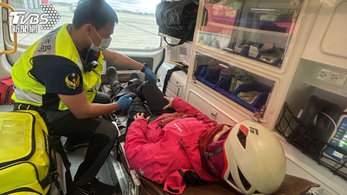 台東縣消防局派遣救護車在豐年機場接駁，分別載送身體不適的男女山友送醫。（圖／TVBS）