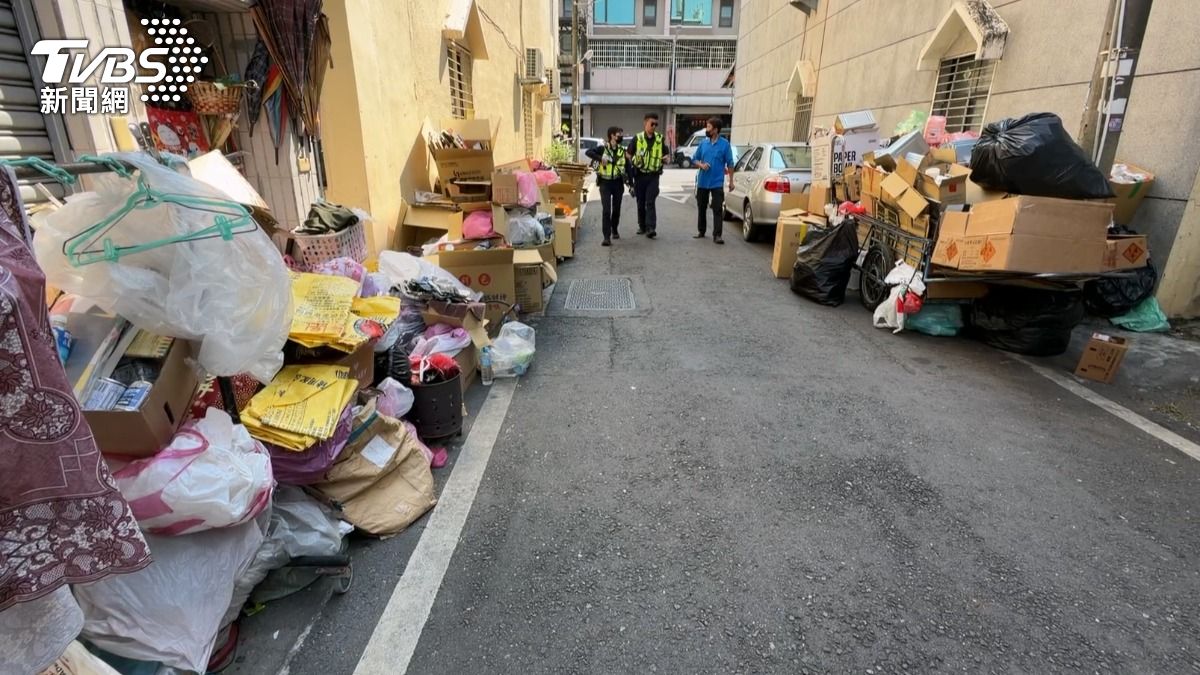 屏東潮州一對拾荒母子檔,過年把回收物堆到馬路上還占據鄰居家門口,鄰居怒報警。(圖/TVBS)