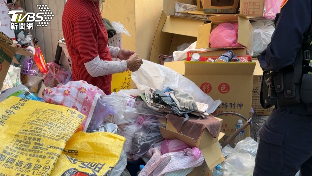 拾荒婦人說,兒子沒工作才會靠拾荒維生,加上過年回收場沒營業,就越堆越多。(圖/TVBS)