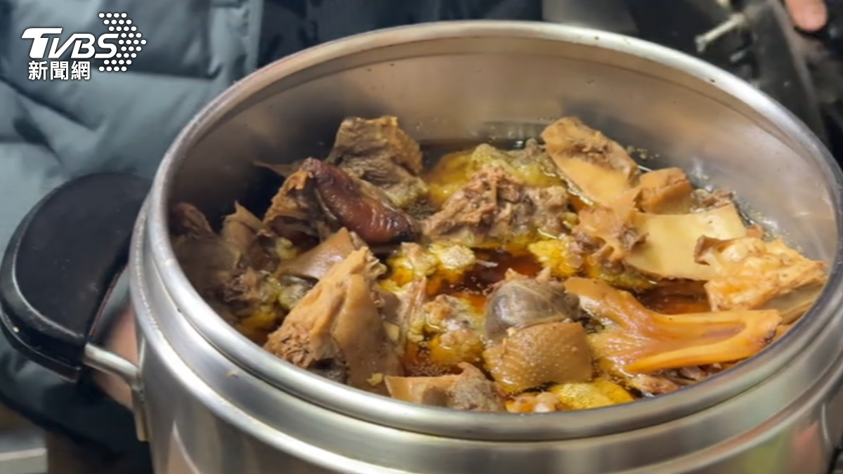 壓力鍋內薑母鴨全酒湯汁溢出灶台引發大火。（圖／TVBS）