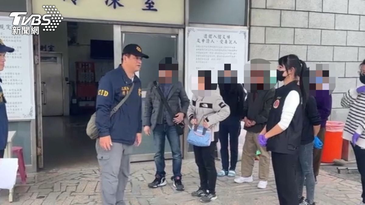 花蓮鯉魚潭天鵝船翻覆，8歲童溺斃，家屬趕赴相驗。（圖／TVBS）