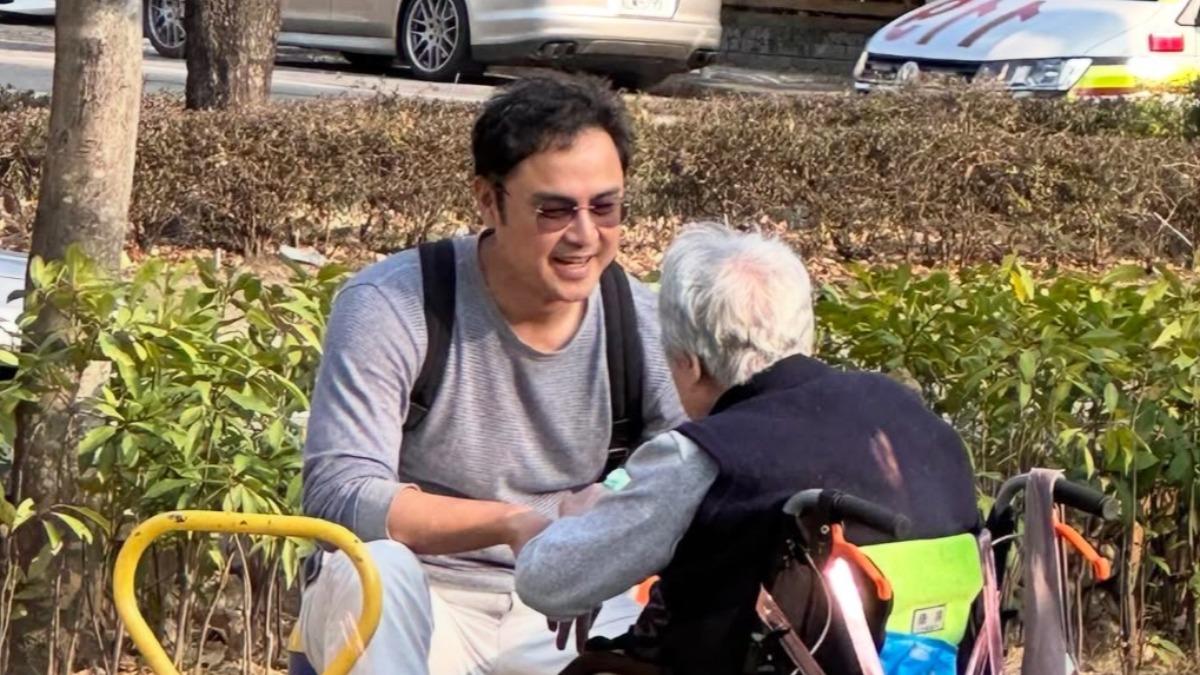明道公園「握手凝視」中風七旬老母 暖翻百萬網友:眼裡有愛