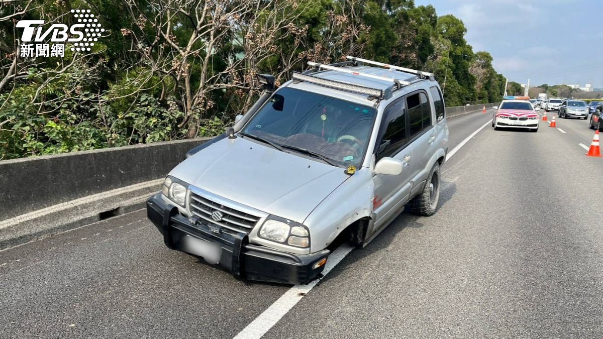 車子逃逸過程中左前輪爆胎脫落。(圖/TVBS)