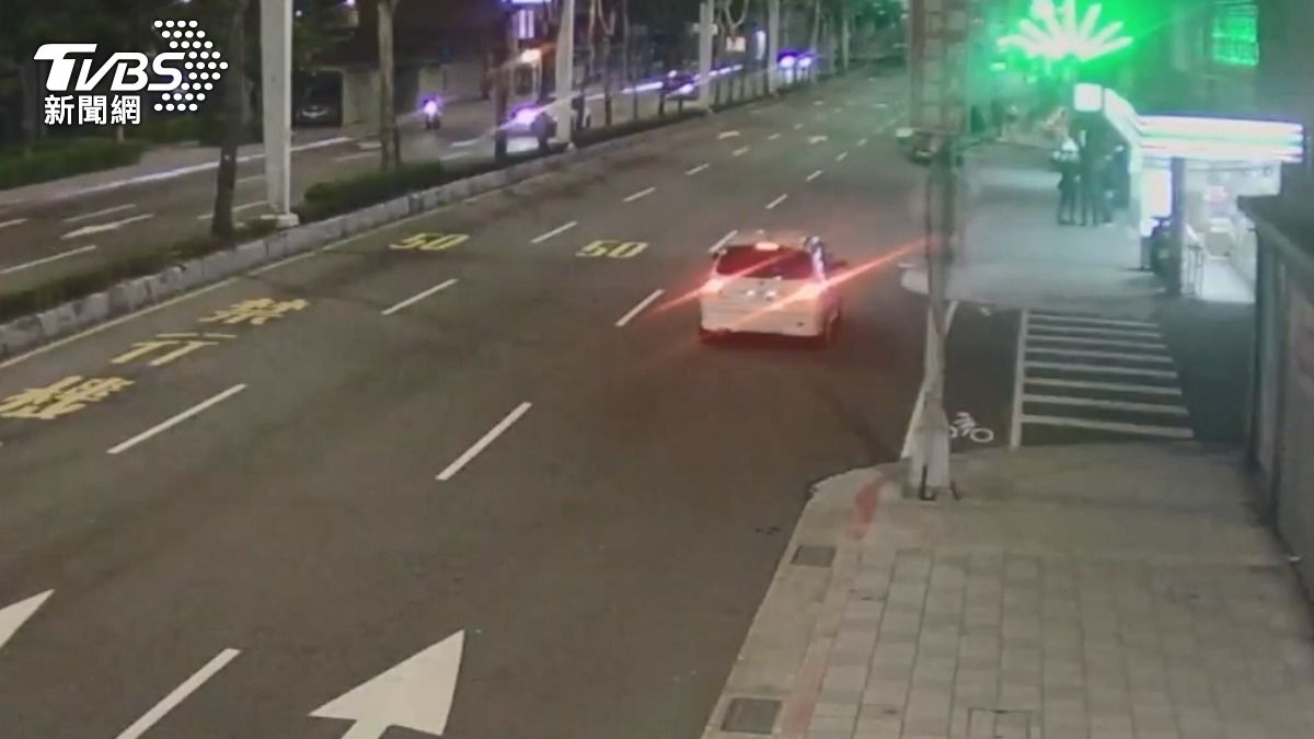 駕駛違規變換車道,遭要求唾液快篩,指控員警執法過當。 (圖/TVBS)