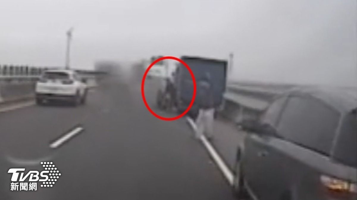 台61線道路救援被撞，拖吊業者頭骨破裂。（圖／TVBS）