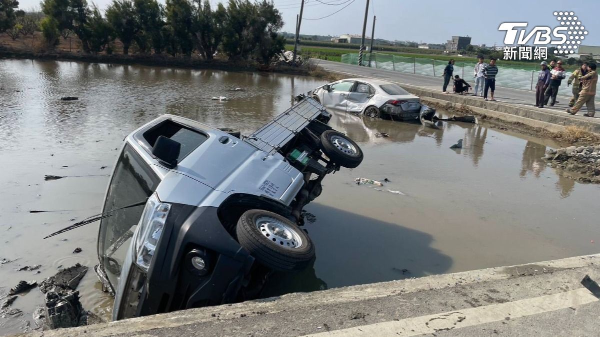 嘉義水上鄉的產業道路，小貨車跟小客車互不相讓擦撞，全摔進田裡。（圖／TVBS）
