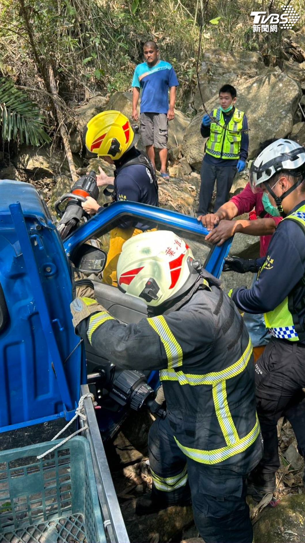 阿里山鄉路上有小貨車掉進20米深山谷，還好所長用LINE群組呼叫當地村民幫忙，才及時將人尋獲送醫。（圖／TVBS）