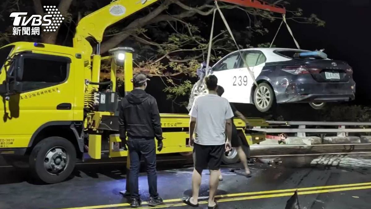 台東池上發生警車遭醉漢劫走的離譜意外，該車後續在美濃橋撞車墜落橋下。（圖／TVBS）