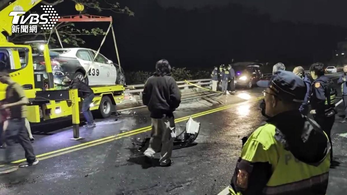 葉男駕駛的警車於美濃橋發生擦撞翻覆橋下，多名員警趕抵現場戒護。（圖／TVBS）