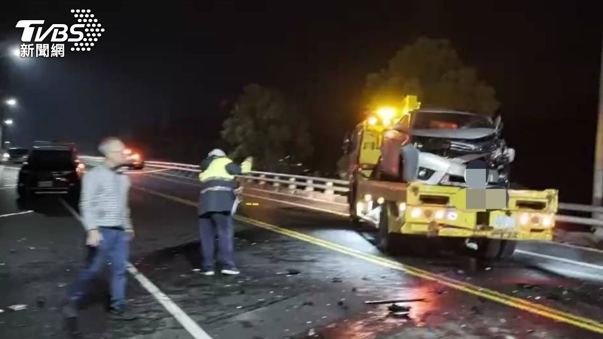 這起車禍造3人受傷，除劫警車的葉男外，無辜遭波及的轎車駕駛與乘客也雙雙掛彩送醫。（圖／TVBS）