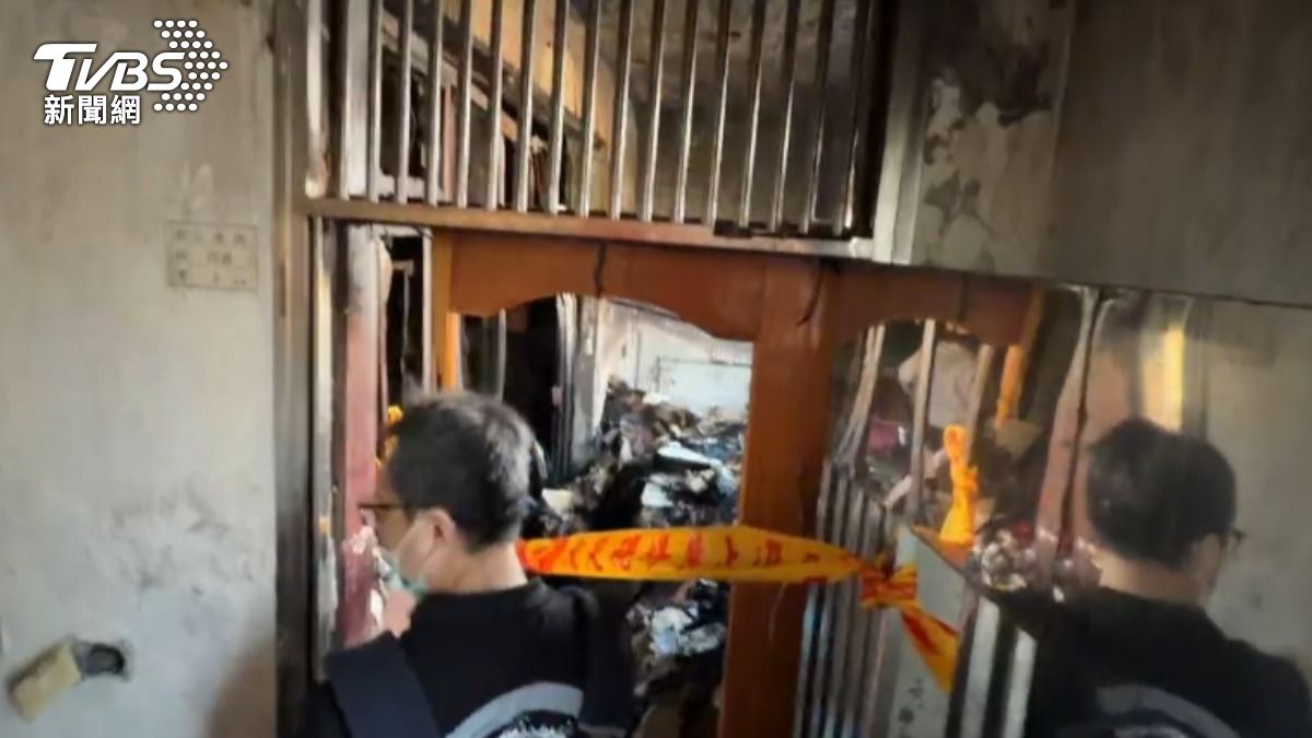 屋內客廳起火燃燒,家具被燒到焦黑。(圖/TVBS)