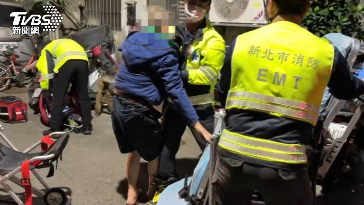 當時一名住戶需消防員攙扶上擔架送醫。(圖/TVBS)
