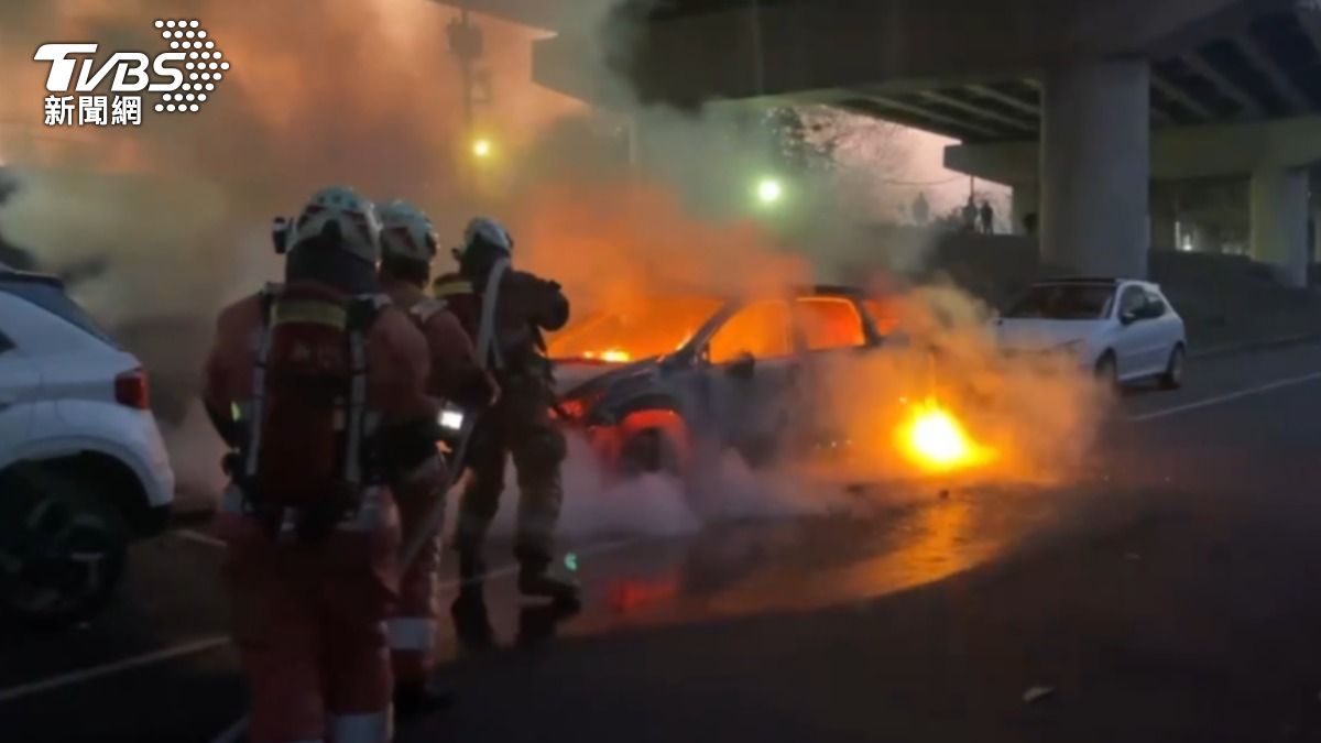 新竹女疑點火燒車!小客車現「橘紅火光」燃燒 3車遭波及