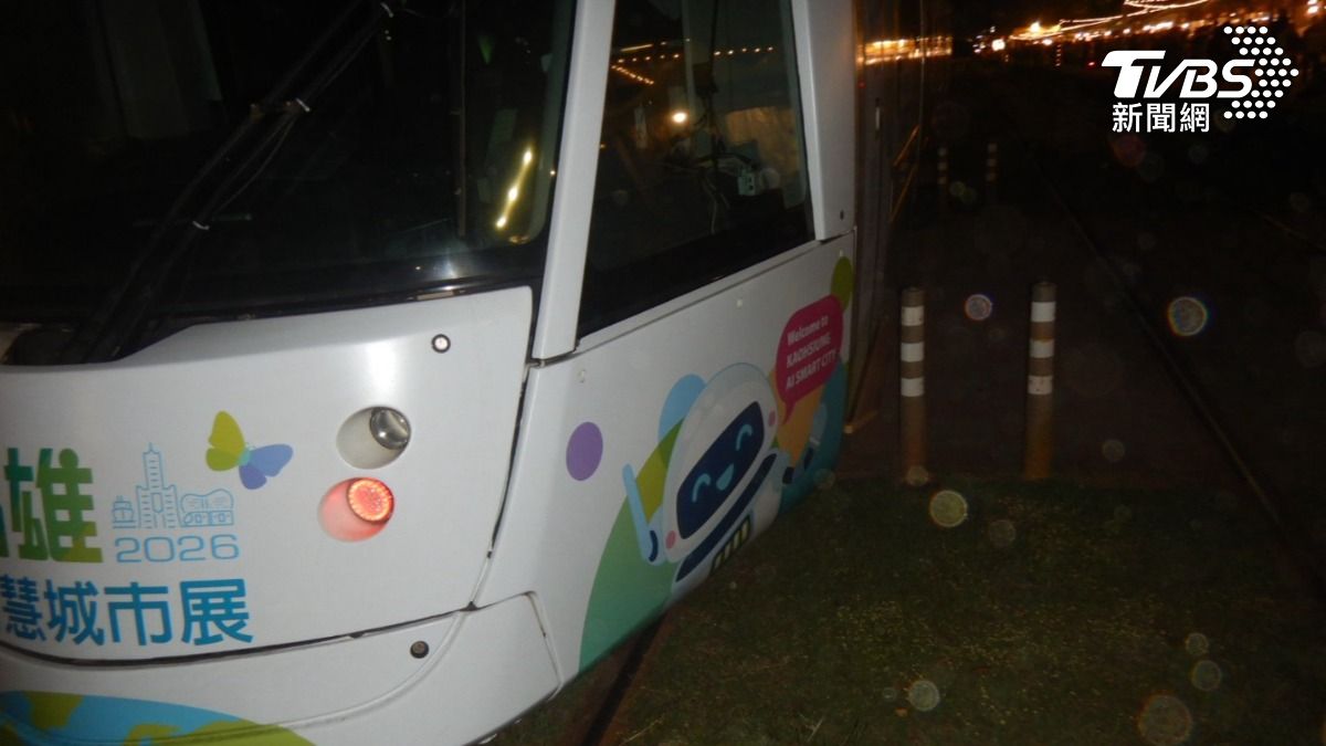 少年徒步硬闖高雄輕軌路口！列車急煞仍撞上　害停駛40分鐘