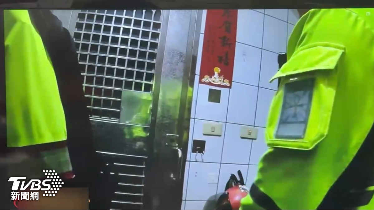 警消上門按鈴，但鄭姓租客不開門，經房東同意才入內。（圖／TVBS）