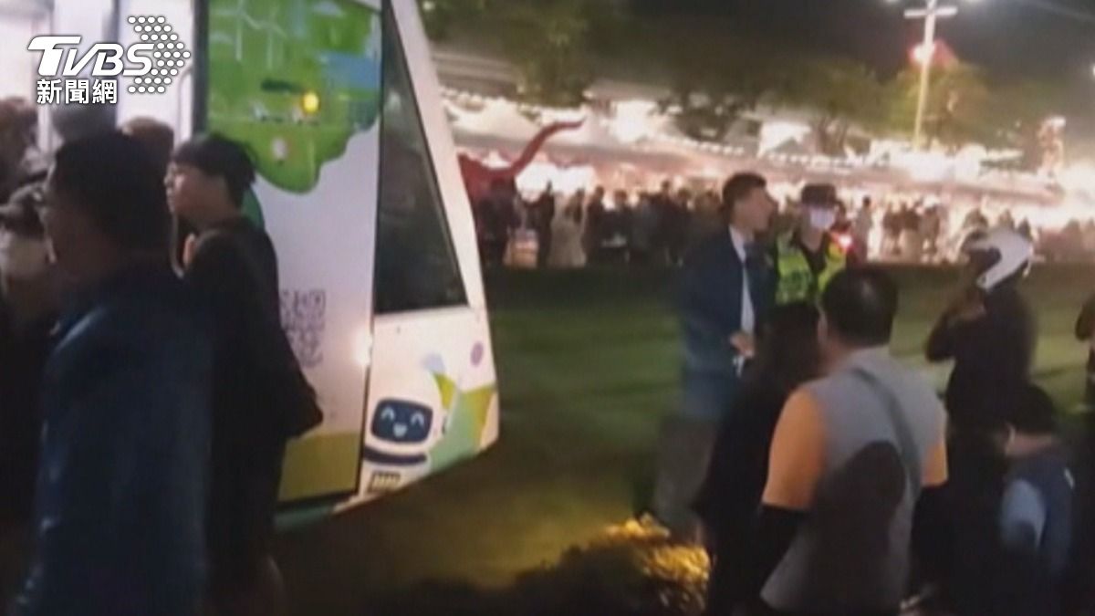 這起碰撞事故,影響列車運行約30分鐘,由於無法立即排除狀況,10多分鐘後便進行清車。(圖/民眾提供)