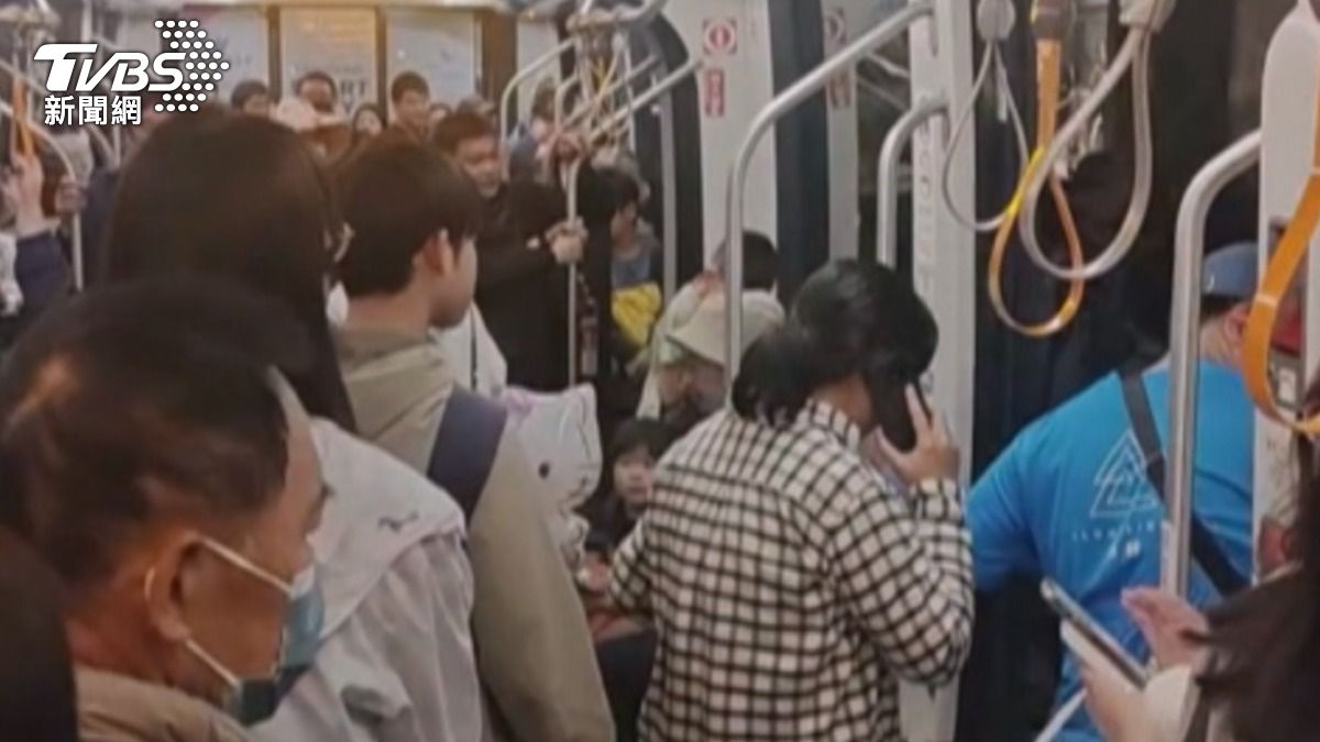 事故發生後10分鐘,在這段期間車廂內完全沒有冷氣,讓旅客相當不滿。(圖/民眾提供)