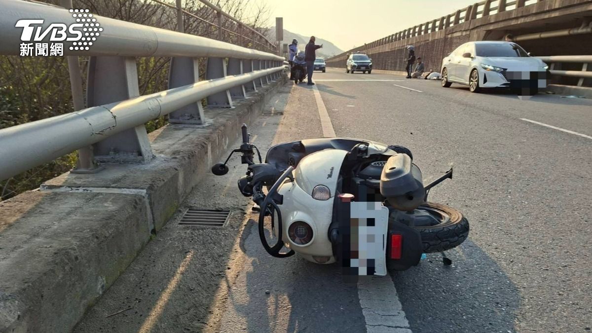 新北林口死亡車禍!22歲女騎士疑自撞護欄倒路中 送醫不治