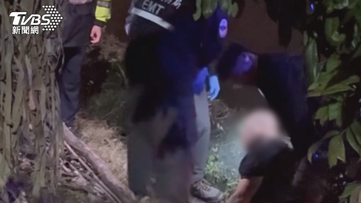 台東傳出搶警車事件!一名年約40歲的男子,在台東池上鄉,被通報酒醉路倒,卻趁機偷開走警車。(圖/TVBS)